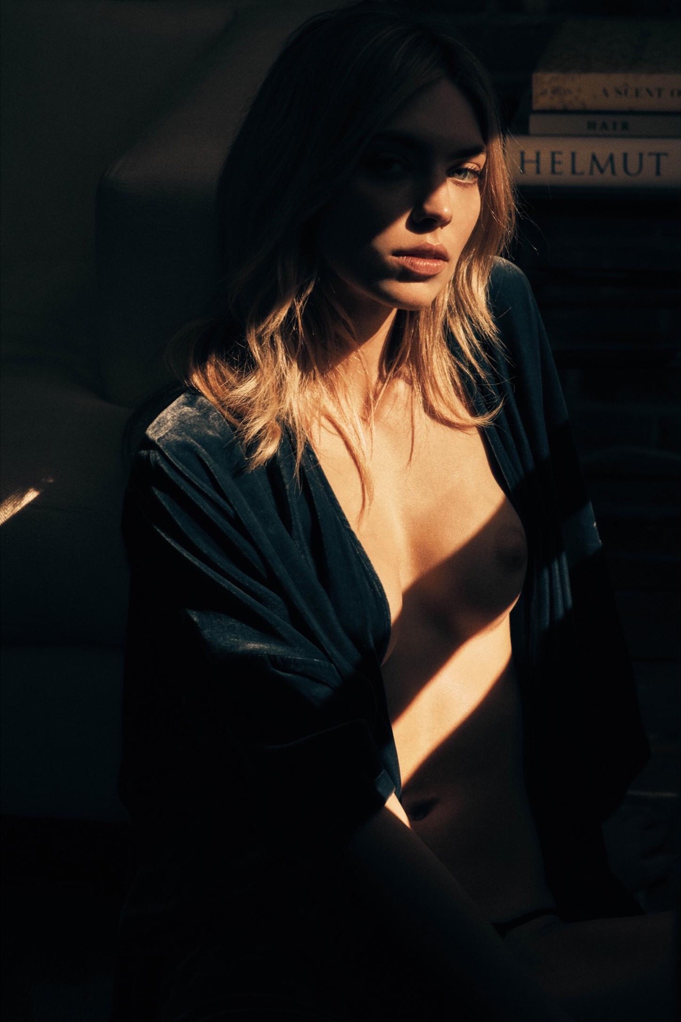 1365x2048, 335 Kb / Emily Senko, книги, халат, лучи, тень, свет, helmut