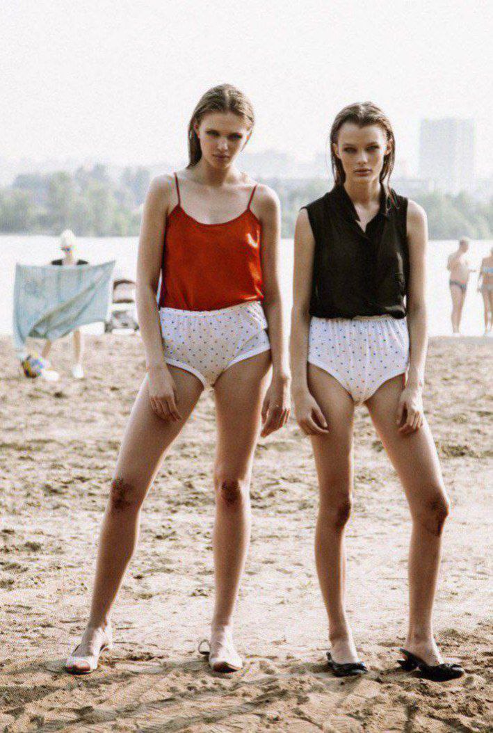 709x1054, 163 Kb / две, пляж, песок, трусы, горошек