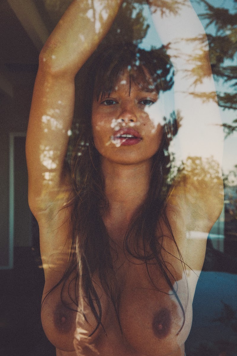 800x1200, 208 Kb / Окно, стекло, отражение, топлесс, родинка, подмышки, Tereza Kacerova