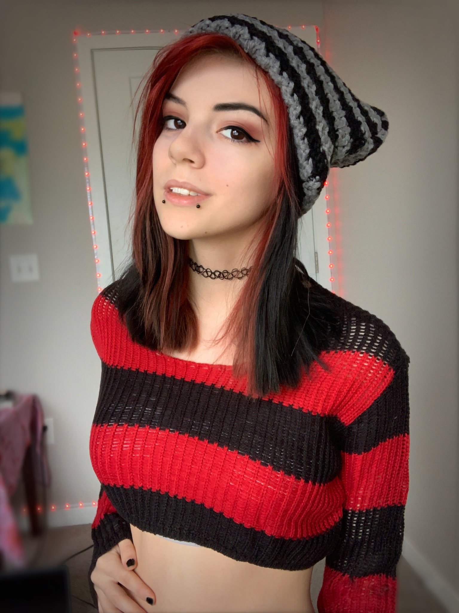 1536x2048, 346 Kb / Шапка, полоски, пирсинг, портрет, топ, кофта, свитер, чокер