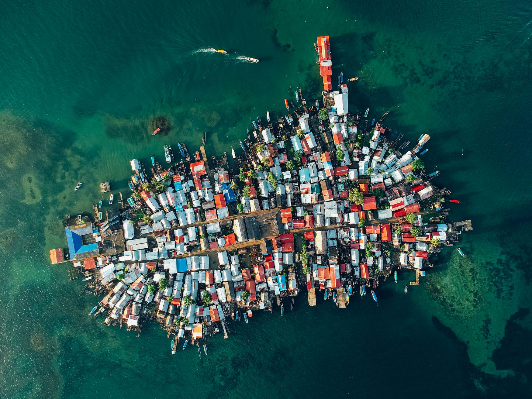 1750x1313, 634 Kb / остров, сверху, лодки, крыши, дома