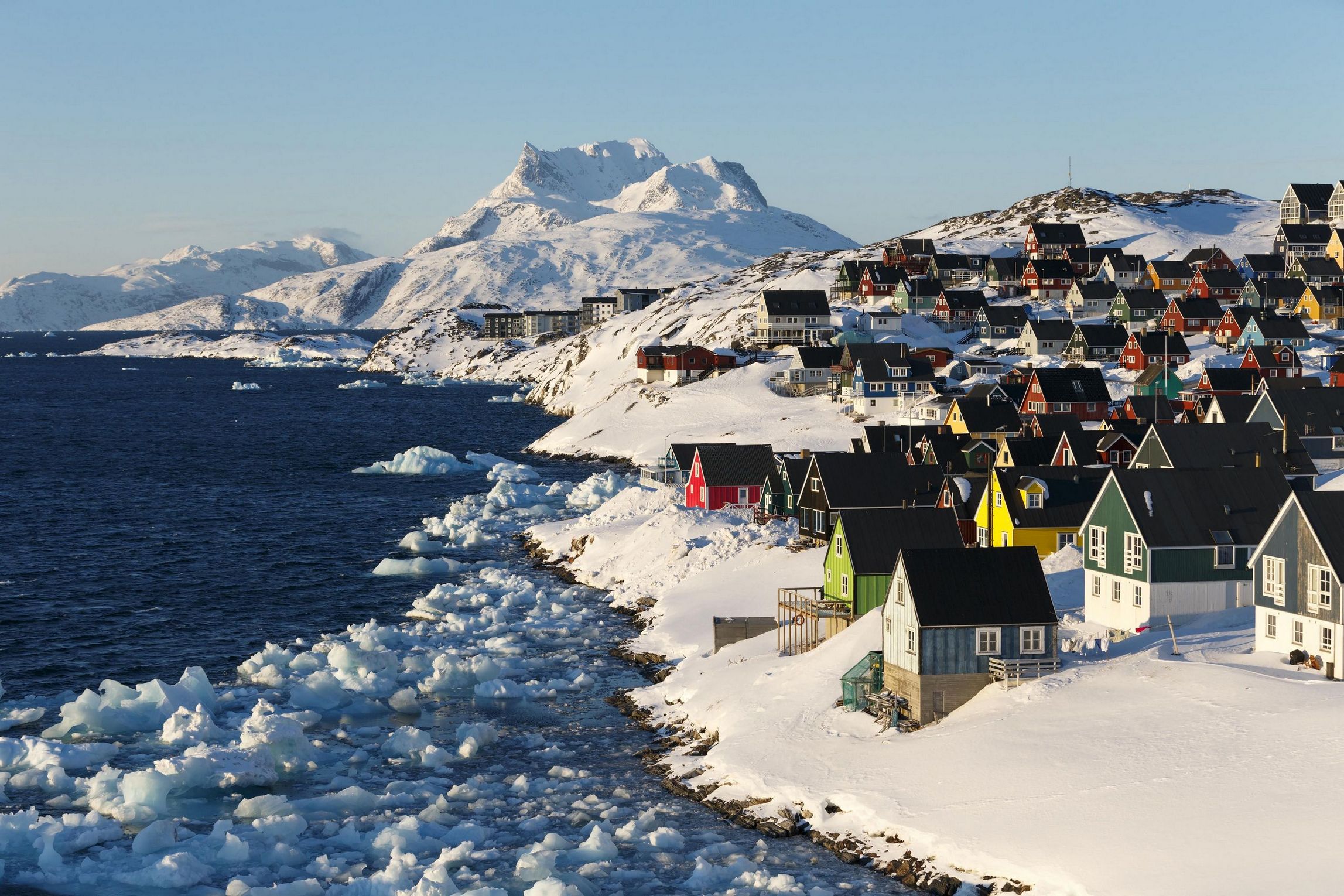 2295x1530, 571 Kb / Гренландия, снег, дом, горы, океан, берег, лед