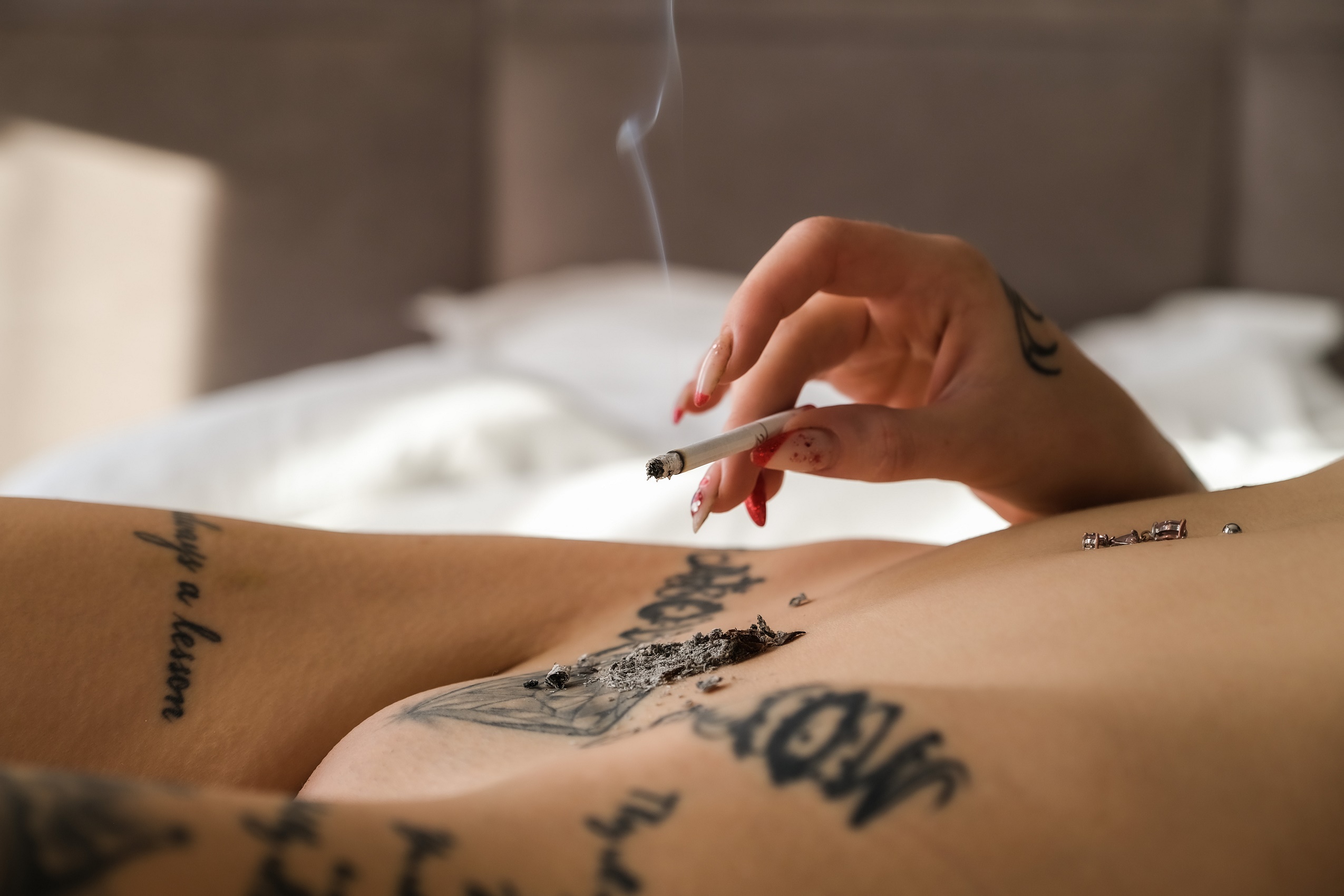 2550x1700, 617 Kb / сигарета, пепел, маникюр, тату, пирсинг, лобок