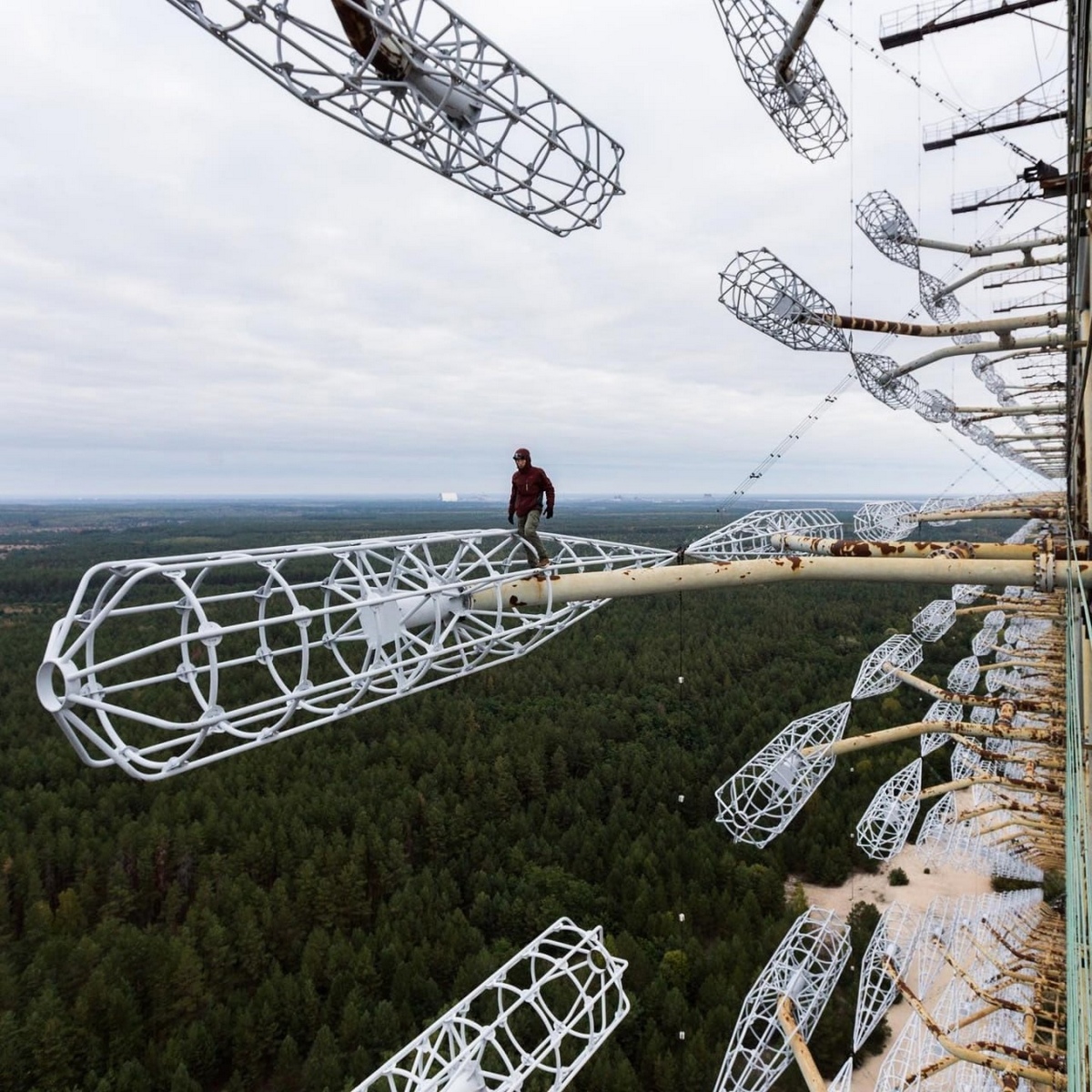 1200x1200, 518 Kb / Антенна, Чернобль, РЭБ, вышка, Дуга, радиолокационная станция, мужчина, русский дятел