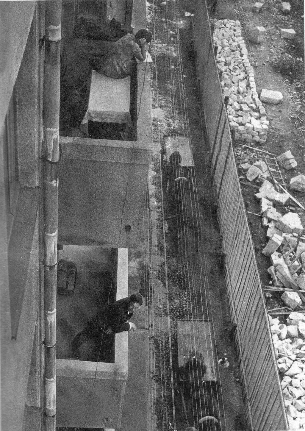 1025x1448, 352 Kb / ч/б, Маяковский, дом, балкон, Ильф, писатель, поэт, СССР