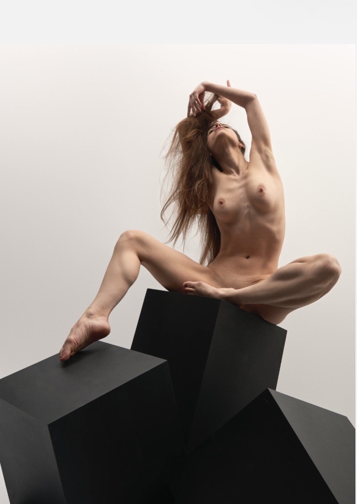 698x985, 68 Kb / голая, тумба, куб