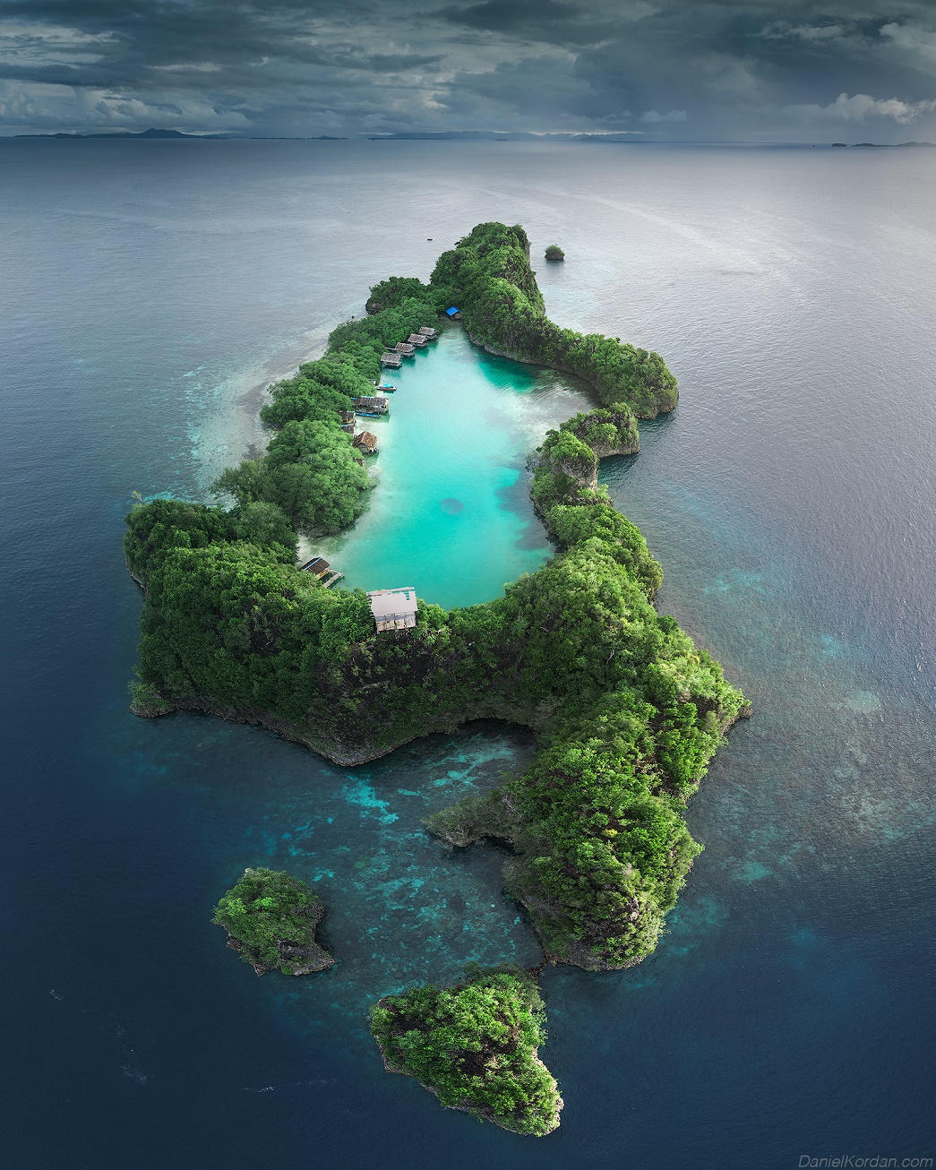 1045x1306, 609 Kb / море, океан, остров, атолл, бунгало, Rufas Island, Индонезия, Raja Ampat