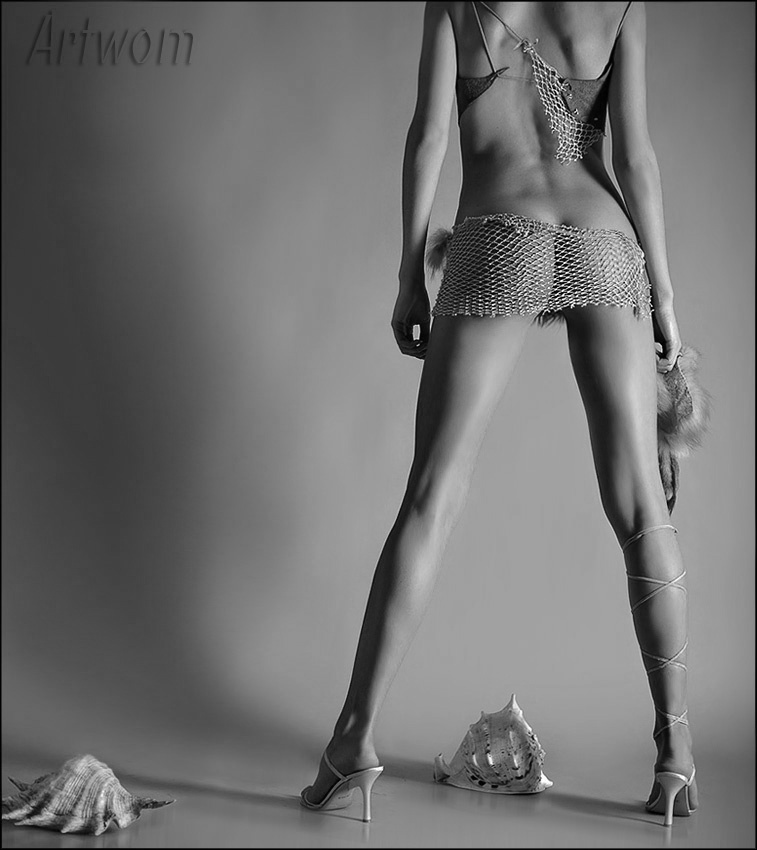 757x850, 115 Kb / попа, ракушки, ч/б, ноги