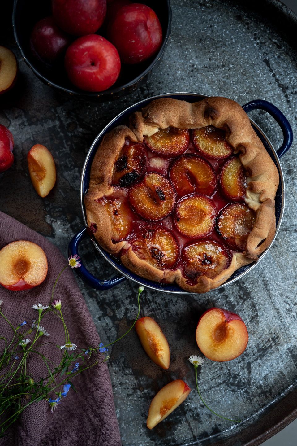 960x1440, 309 Kb / Пирог, еда, слива, кастрюля, цветы, ромашка