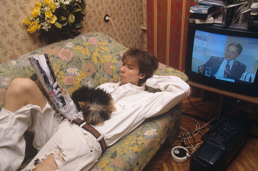 1000x664, 122 Kb / Сергей, Зверев, телевизор, собака, джинсы, букет, цветы, магнитофон, диван