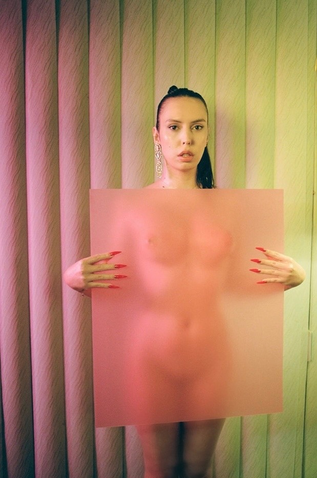 619x933, 126 Kb / Стекло, прозрачное, жалюзи, ногти, серьги