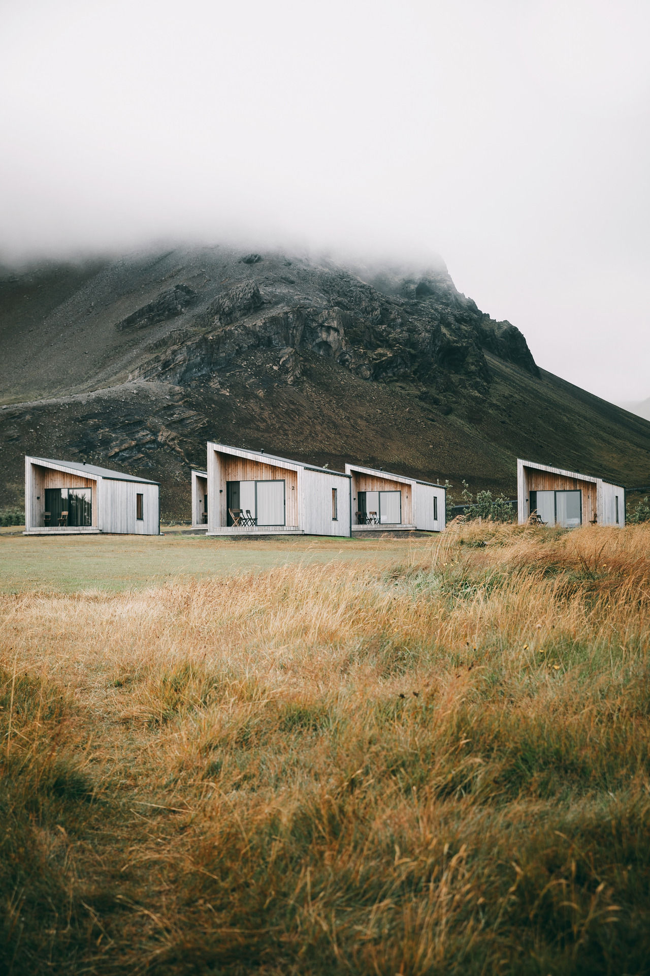 1280x1920, 448 Kb / дом, база, горы, скалы, трава, стулья