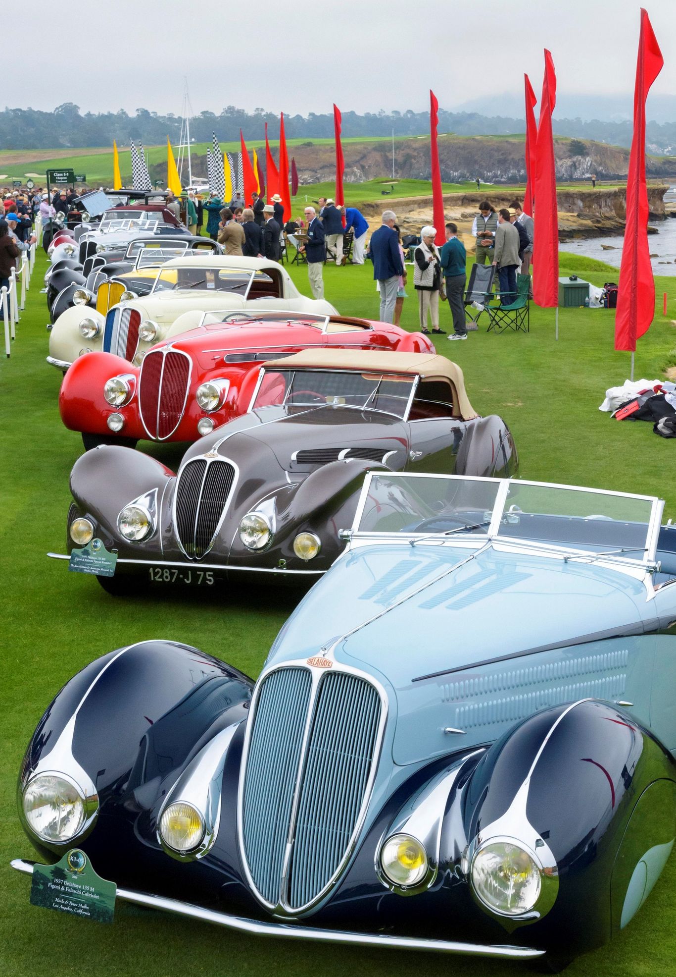 1366x1972, 497 Kb / автомобиль, классика, ретро, кабриолет, купе, выставка, флаг