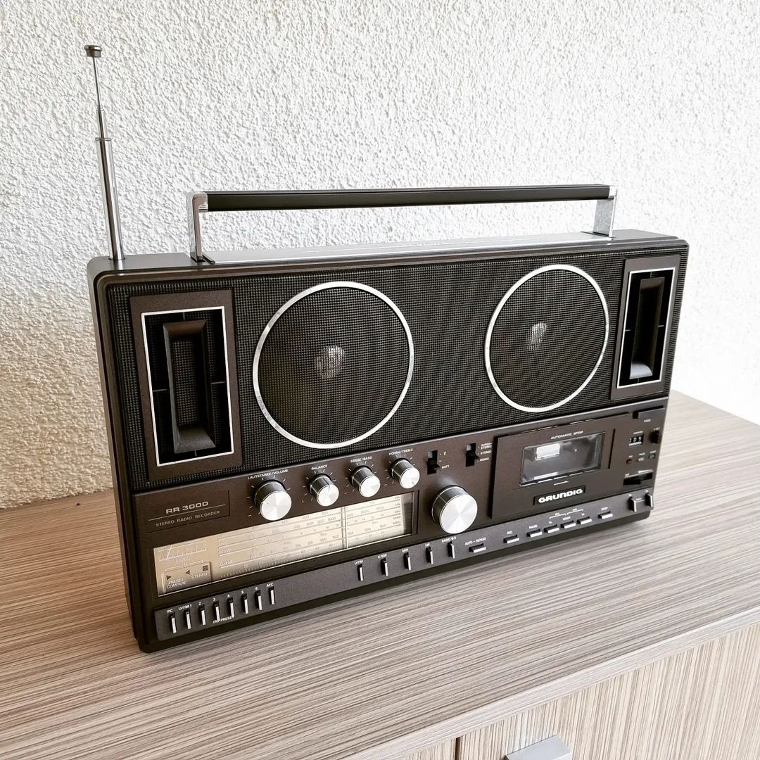 1080x1080, 356 Kb / Магнитофон, радиоприёмник, магнитола, grundig