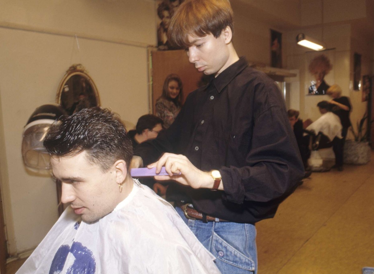 1200x878, 156 Kb / Зверев, Титомир, парикмахер, парикмахерская, часы, рубаха, расческа, джинсы