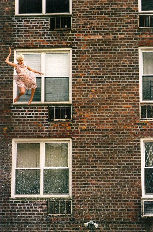 538x814, 221 Kb / женщина, падение, камикадзе, здание, дом, окна, кирпич, суицид