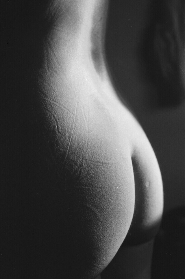 640x965, 88 Kb / ч/б, попа, мятая, заломы