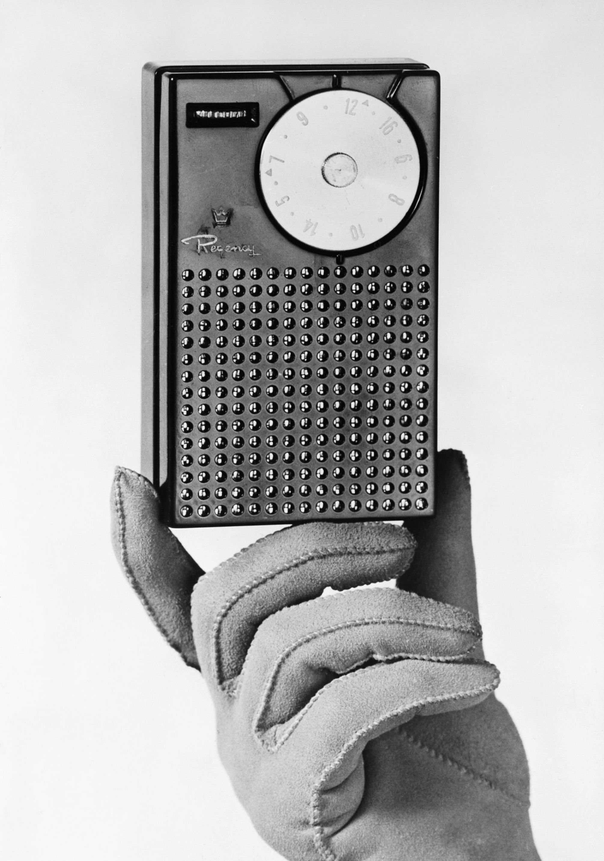 2011x2867, 504 Kb / ч/б, радио, радиопремник, рука, перчатка, США, Regency