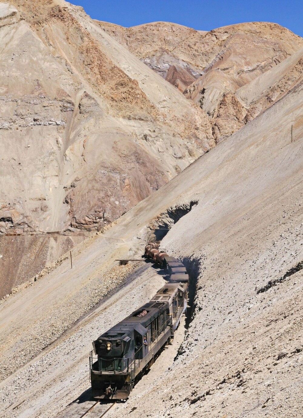 1000x1380, 530 Kb / склон, поезд, состав, Чили, Анды