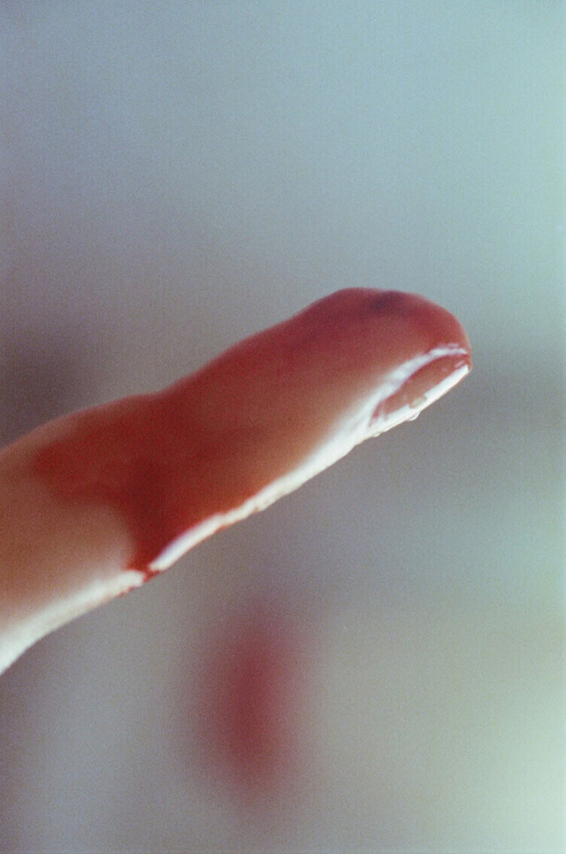 640x965, 141 Kb / палец, кровь, порез