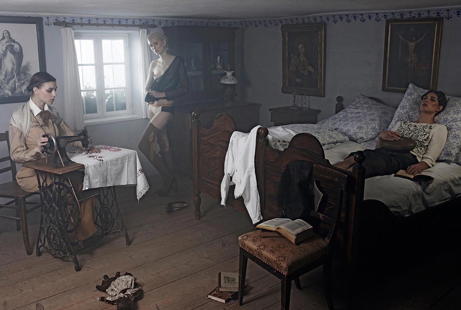 1527x1027, 200 Kb / Комната, стул, швейная машинка, кровать, картины, книги