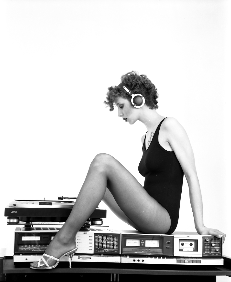 945x1155, 267 Kb / Gina Daniels, JVC, проигрыватель, наушники, каблуки, колготки, ч/б