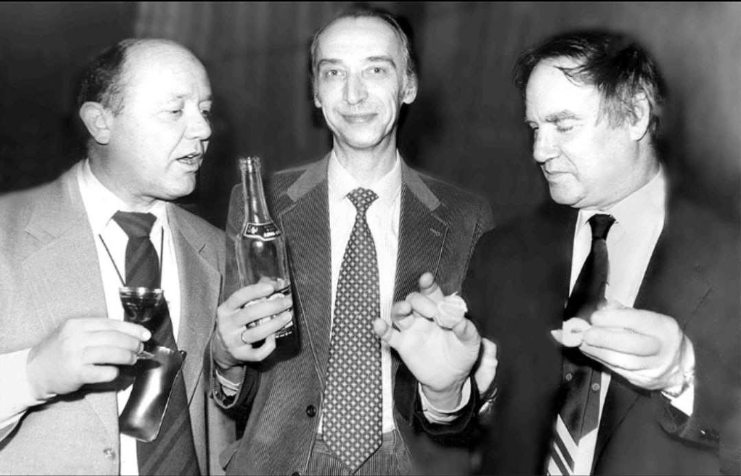 1080x694, 159 Kb / ч/б, Cенкевич, Иванов, Капица, бутылка, рюмка, галстук, пиджак, мандаринка