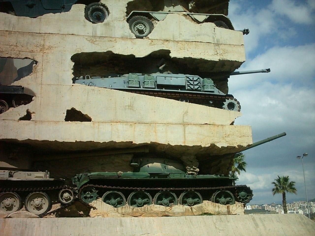 1280x960, 211 Kb / военная техника, танки, броневик, стена, скульптура, пальма