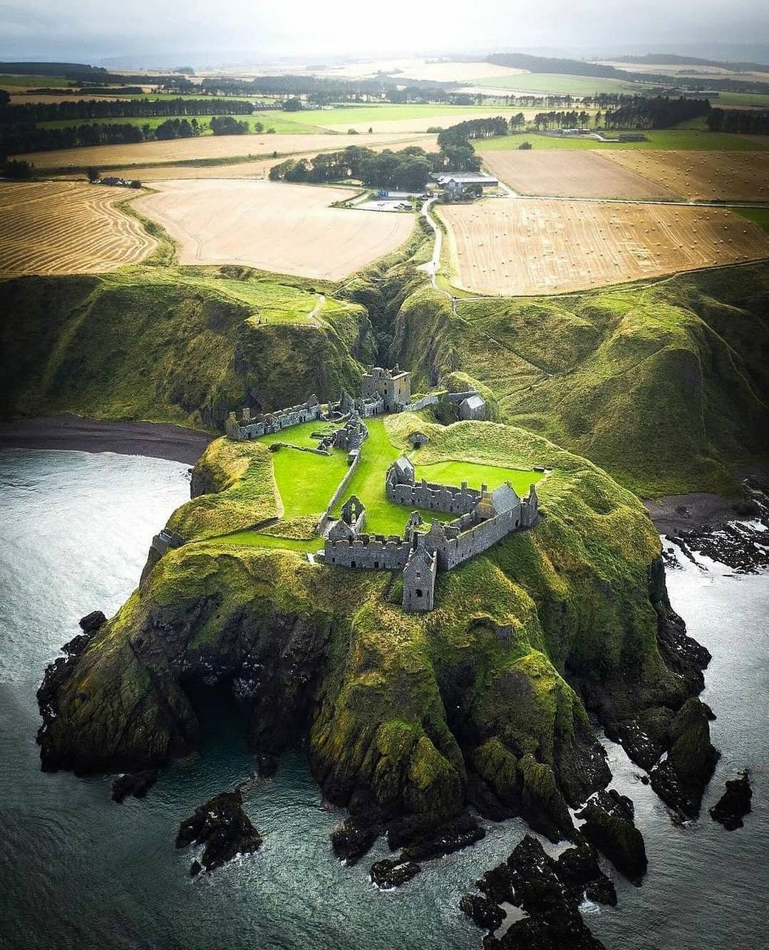 1079x1334, 379 Kb / Данноттар, замок, Шотландия