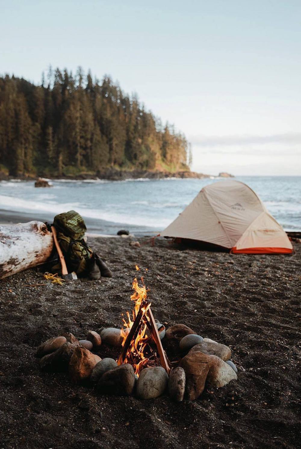 1000x1492, 194 Kb / Костёр, палатка, песок, камни, пляж, топор, рюкзак