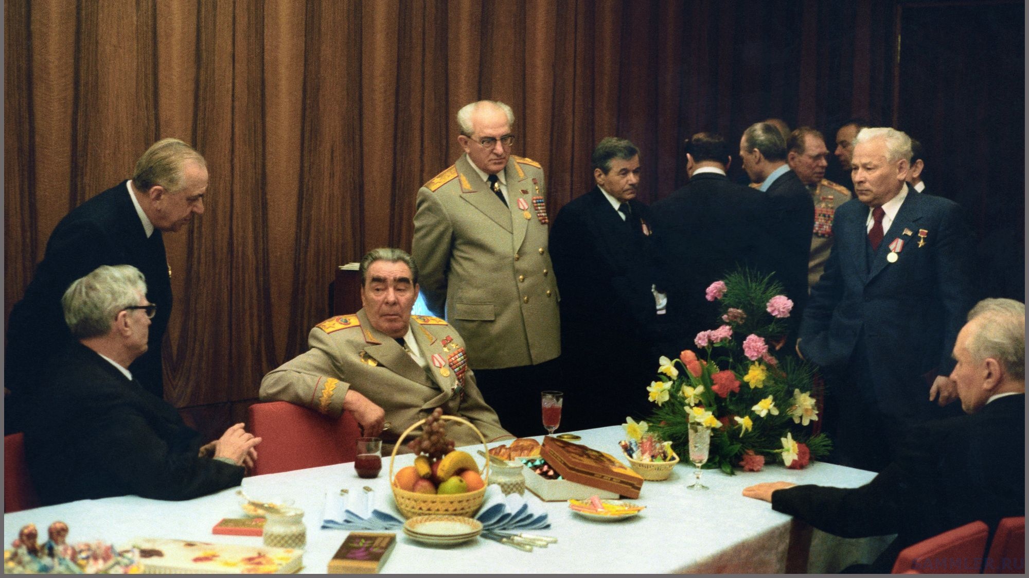 2000x1123, 564 Kb / стол, фрукты, цветы, Брежнев, Андропов, Суслов, Устинов,Черненко, Косыгин, политбюро