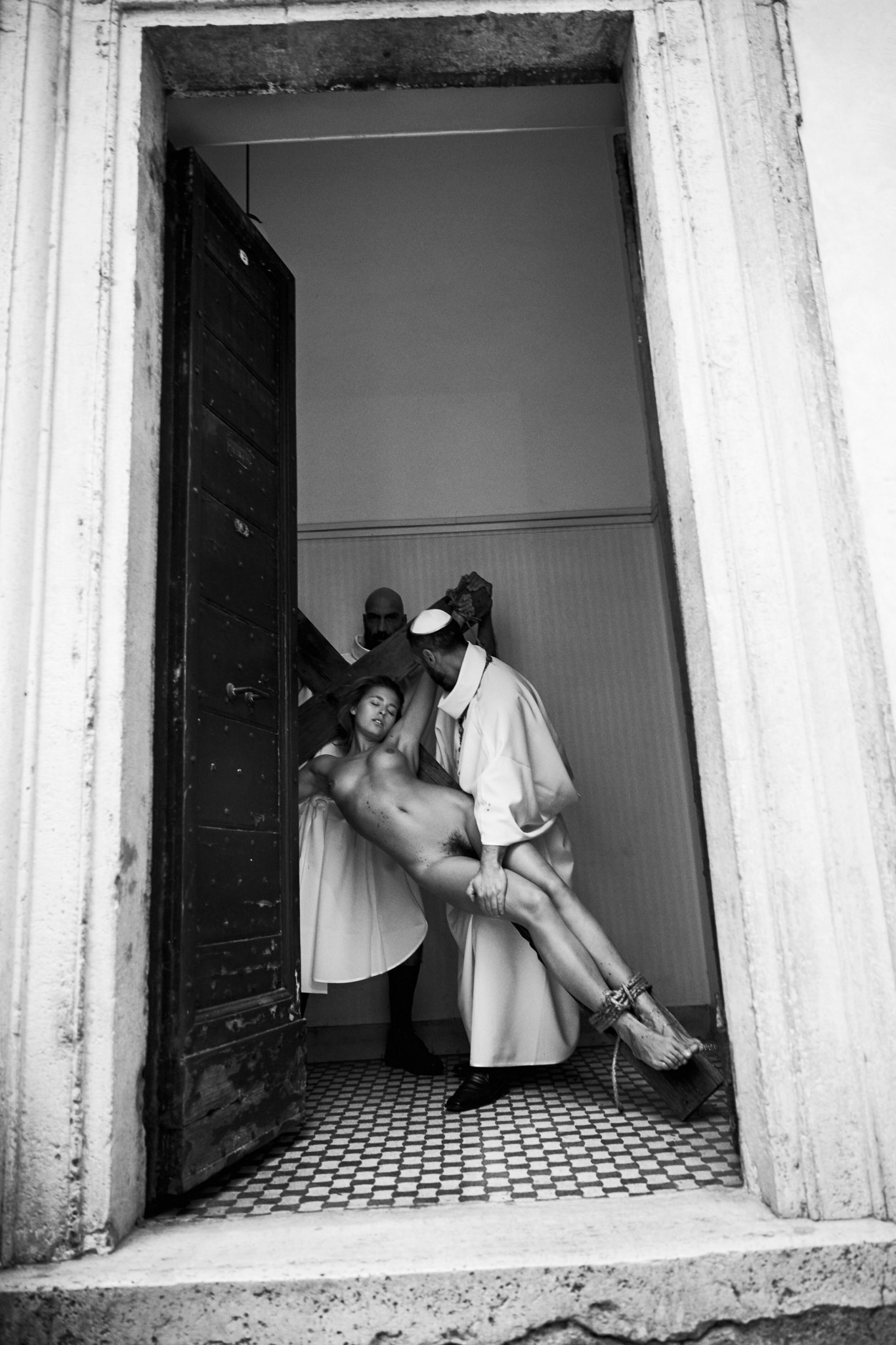 1365x2048, 467 Kb / Marisa Papen, крест, распятие, двери, монах, ч/б, мохнатка