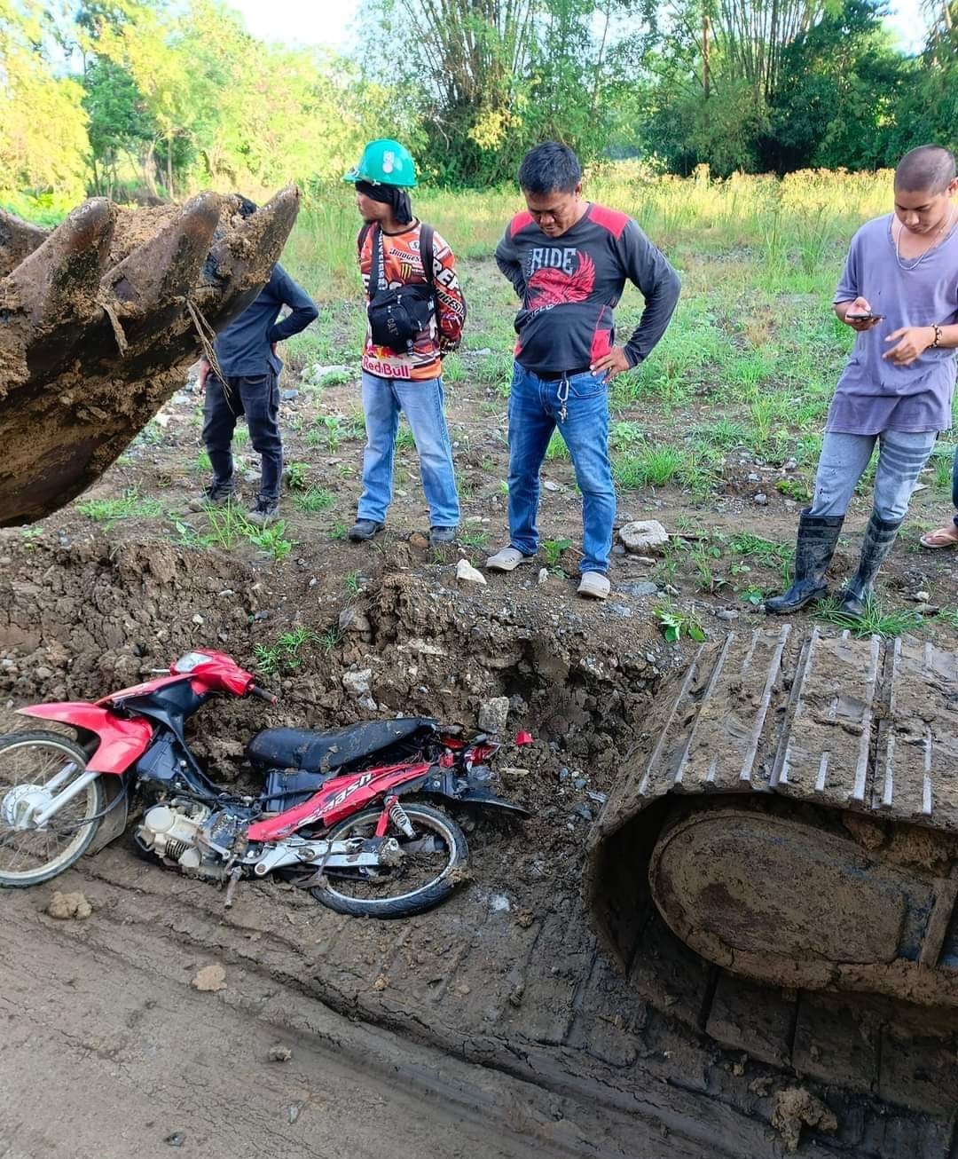 1080x1306, 604 Kb / байк, экскаватор, трак, азия