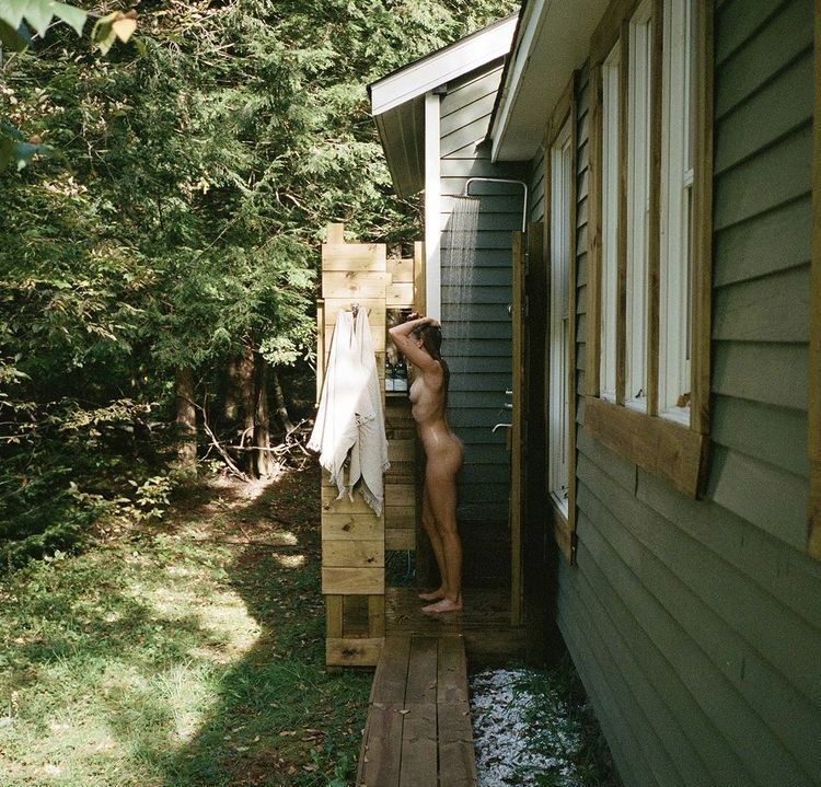 750x719, 154 Kb / Голая, душ, дом, домик в деревне