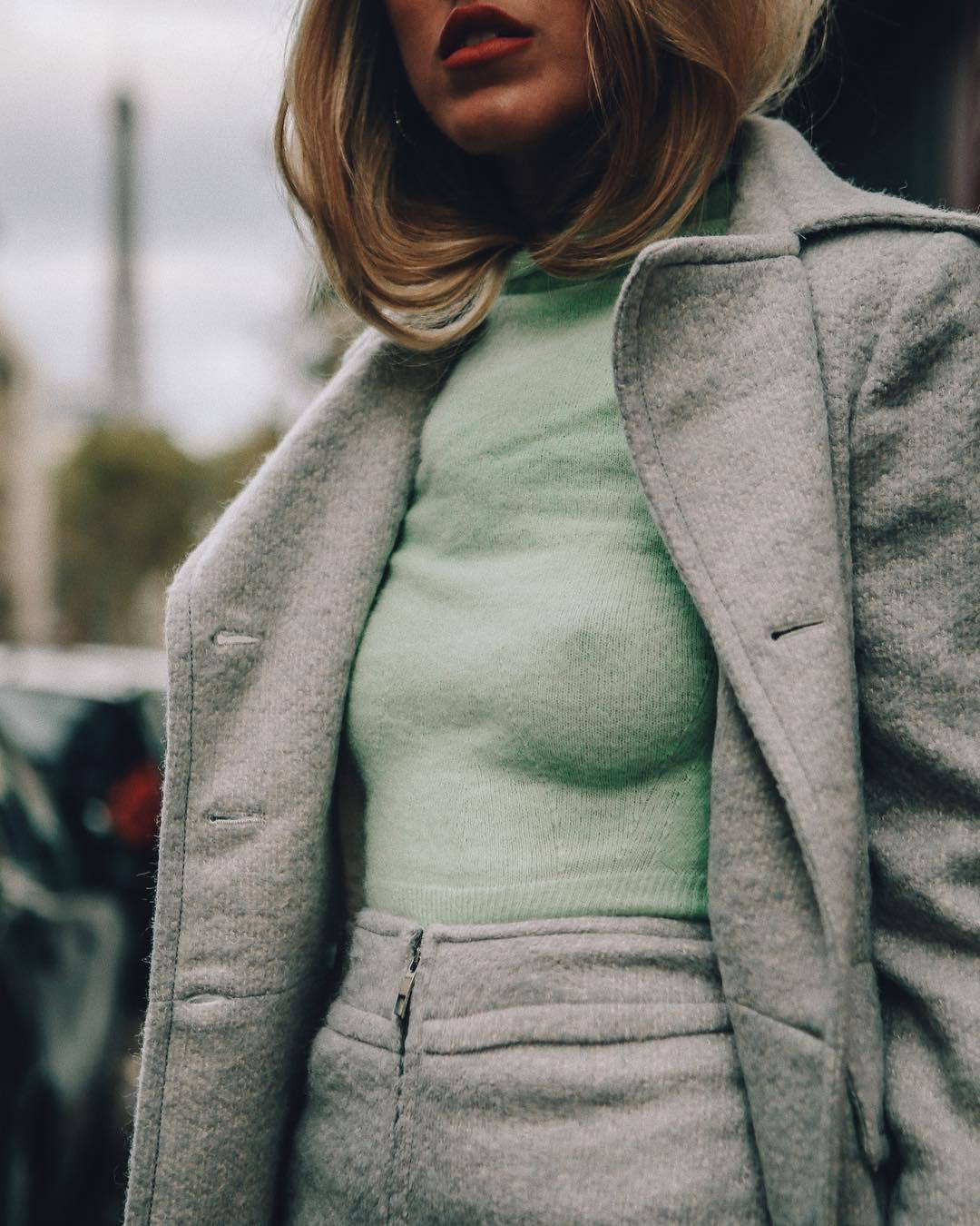 1080x1350, 261 Kb / Пальто, штаны, кофта, соски, без головы