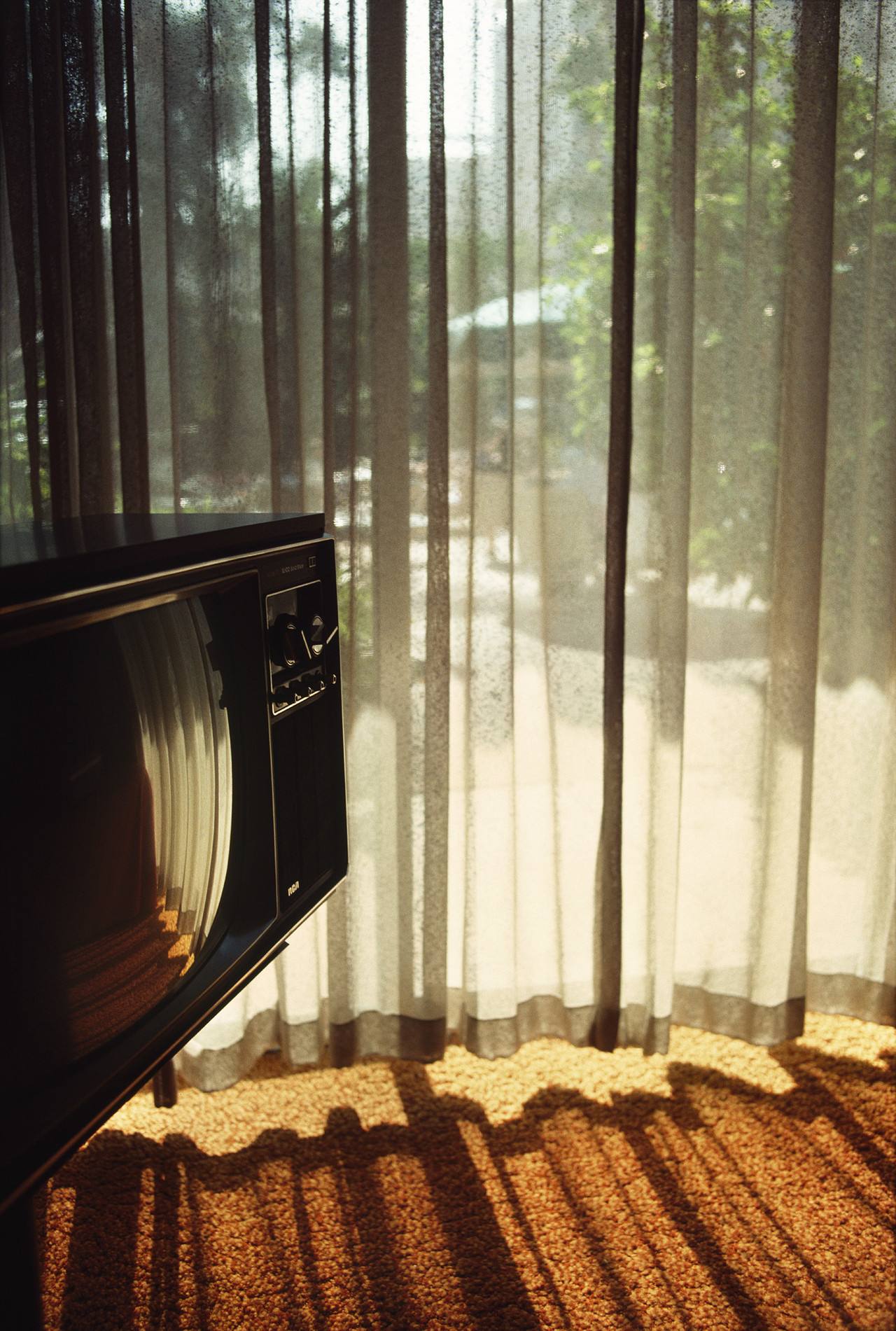 1280x1901, 284 Kb / Телевизор, шторы, тюль, окно, ковролин, солнце, свет, тень