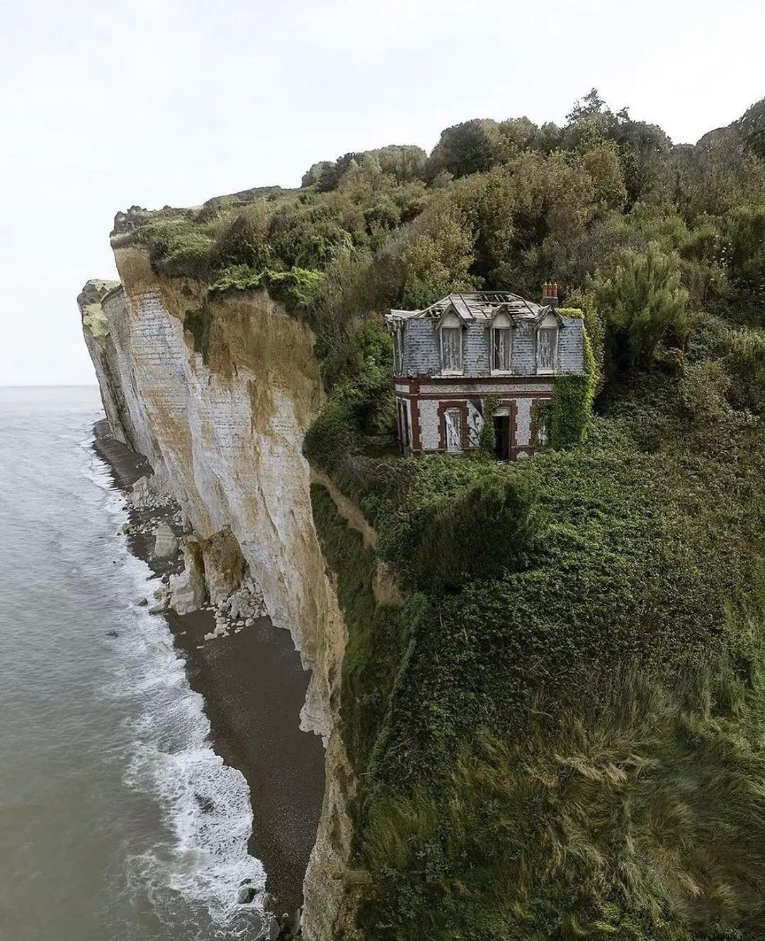 1080x1328, 330 Kb / Обрыв, здание, дом, заброшенное, заброшка