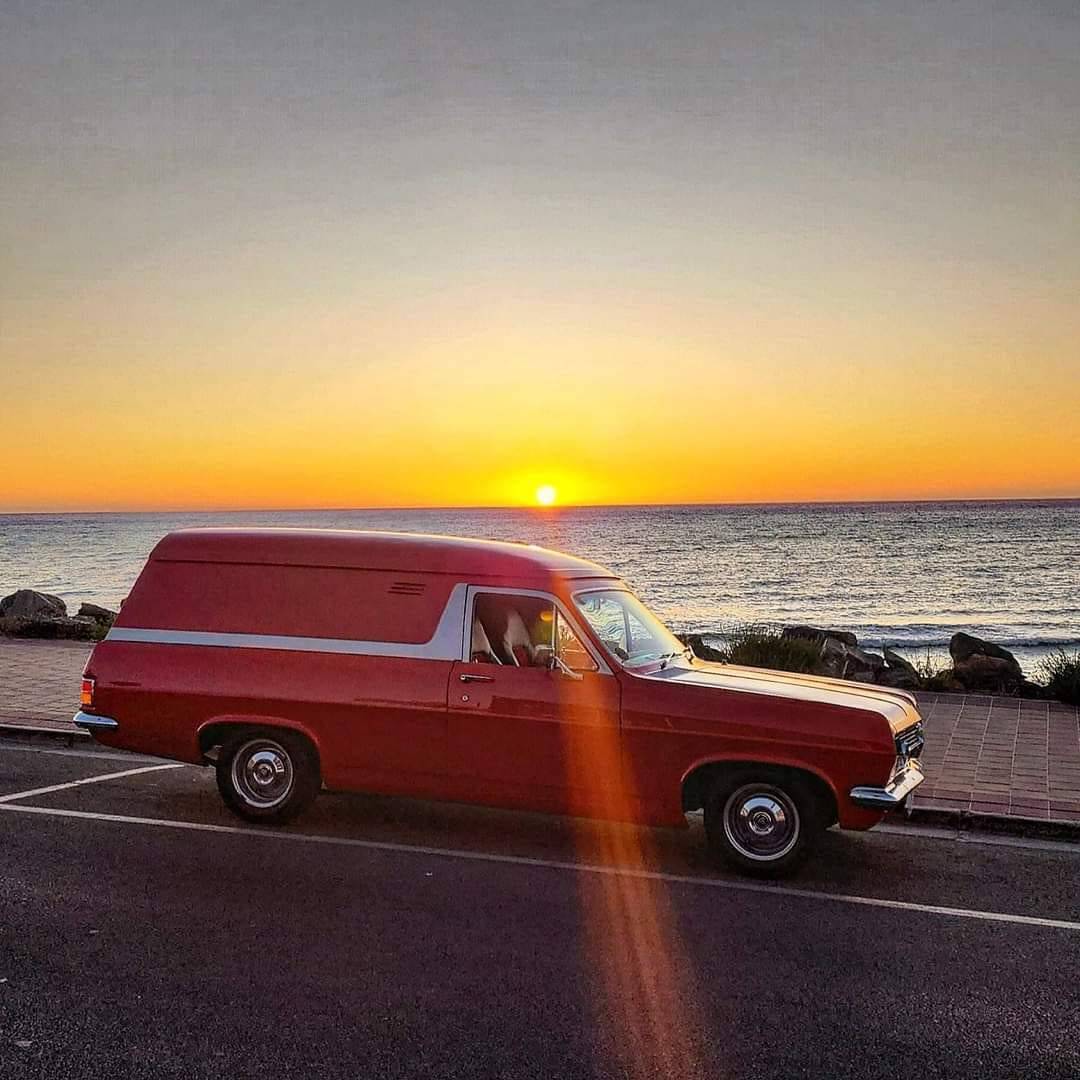 1080x1080, 111 Kb / автомобиль, классика, ретро, holden, лучи, закат, море, фургон, пикап