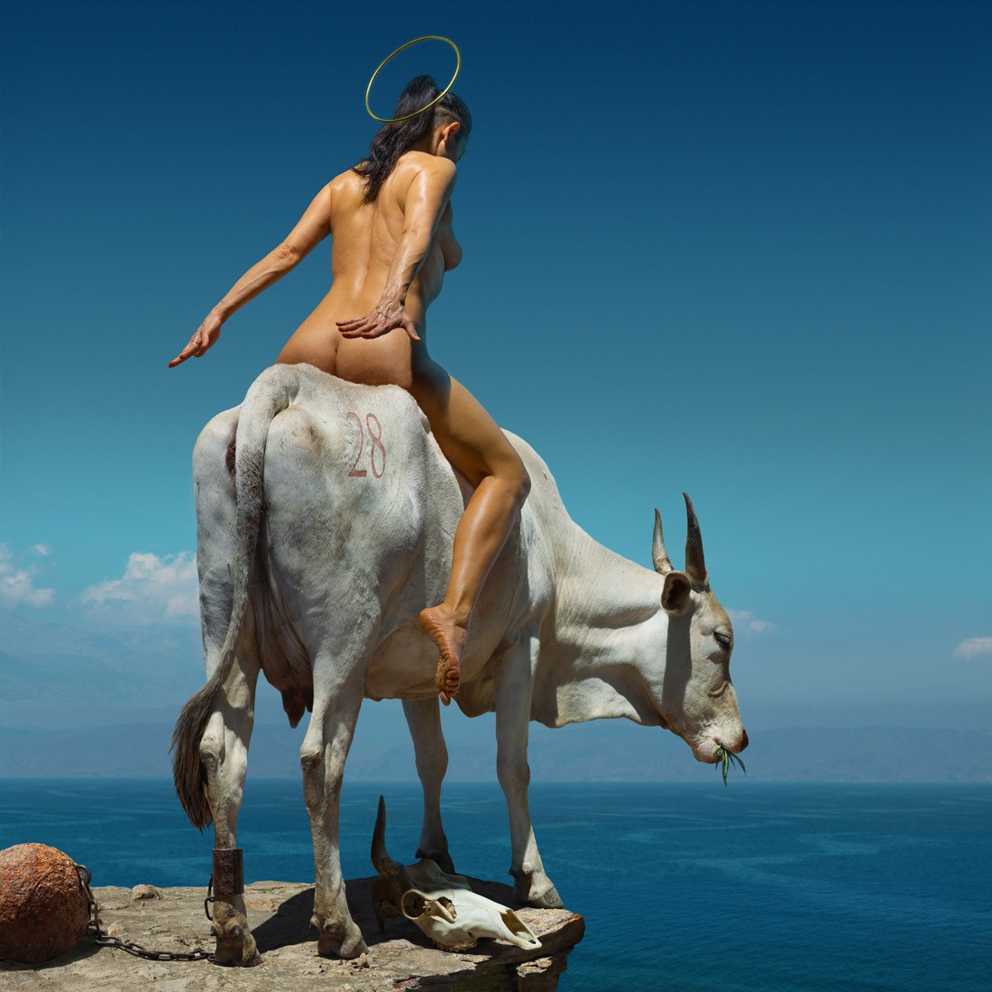 1100x1100, 198 Kb / Макс Сауко, max sauco, голая, нимб, корова, череп, 28, обрыв, скала, море, ядро, цепь, брюнетка