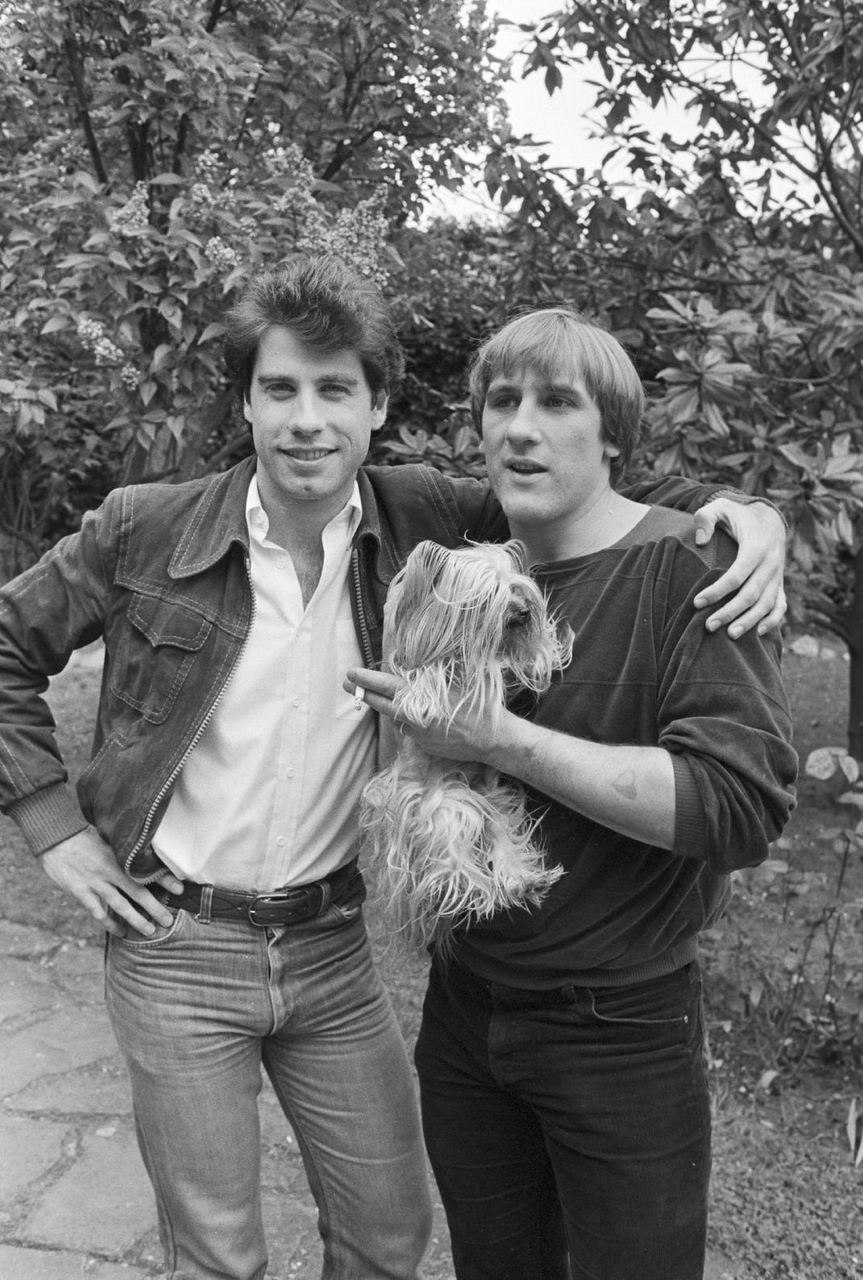 863x1280, 213 Kb / Джон Траволта, Жерар Депардье, ч/б, собака, джинсы