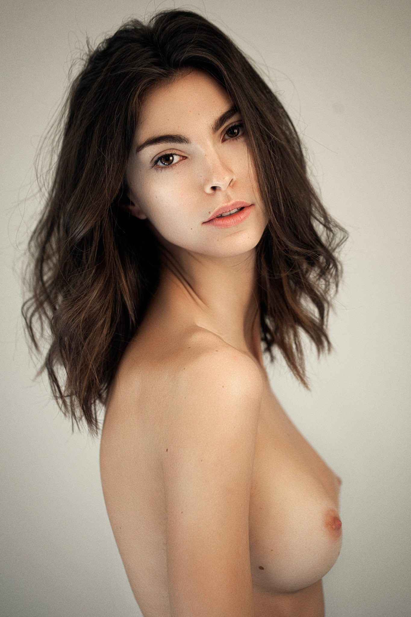 1365x2048, 522 Kb / портрет, топлесс, брюнетка, родинка, Priscila Kardel