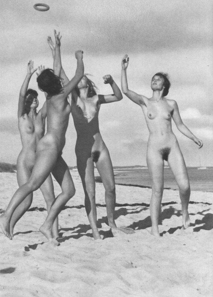 681x949, 141 Kb / ч/б, голые, ретро, пляж, кольцо, песок, мохнатки, четыре, игра