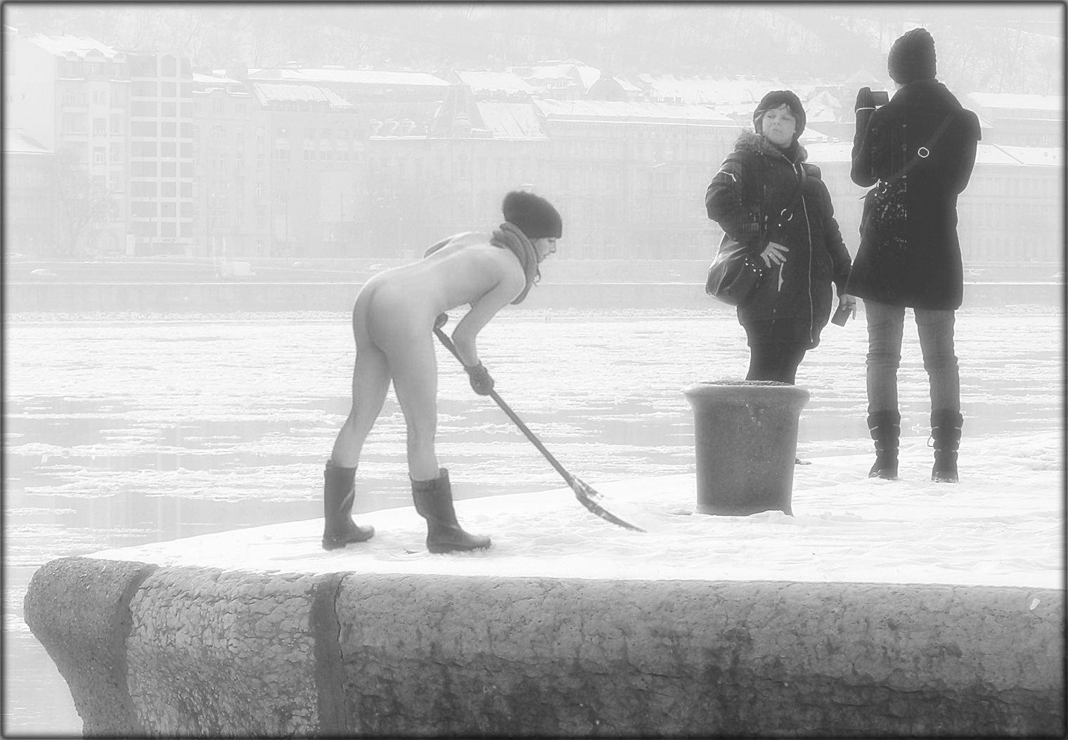 1519x1053, 373 Kb / фотошоп, фш, дворник, снег, набережная, лопата, удивленные люди, ч/б