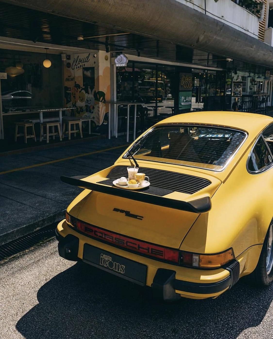 1125x1396, 199 Kb / автомобиль, классика, ретро, Porsche, кафе, поднос, подставка, стакан, бокал, кружка, желтый, спойлер