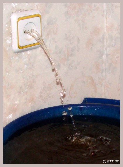 420x570, 84 Kb / розетка, вода, потоп, таз