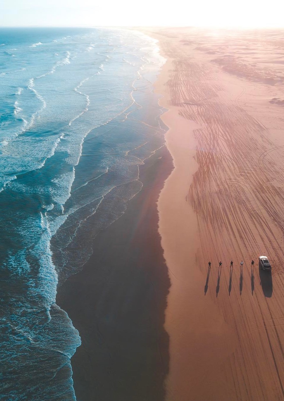 954x1347, 260 Kb / берег, пляж, песок, пять, пятеро, волны, автомобиль, сверху