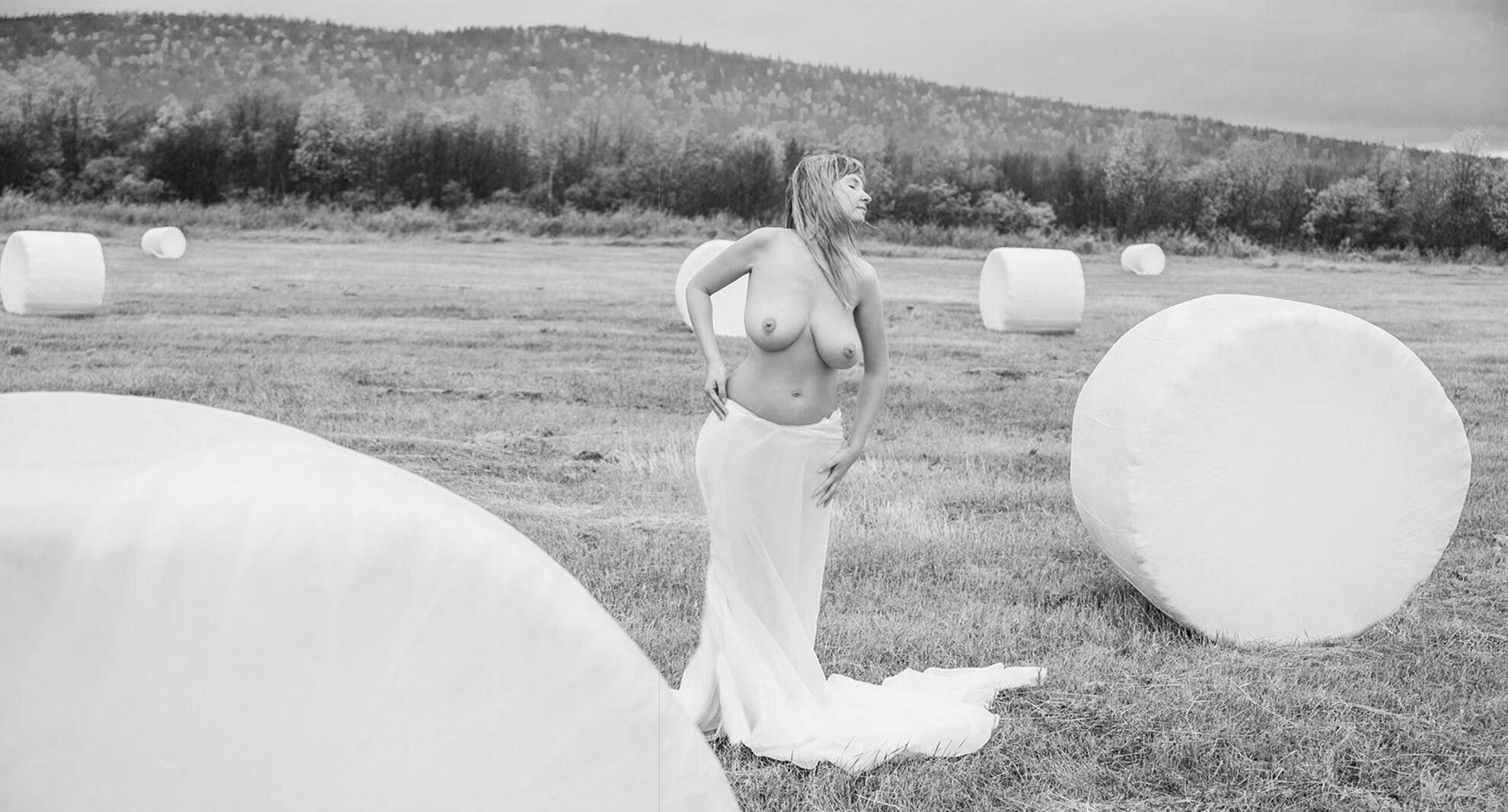 1981x1067, 240 Kb / ч/б, ткань, белый, поле