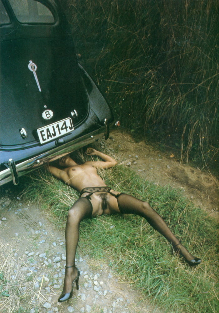 702x1000, 157 Kb / автомобиль, классика, ретро, развязна, чулки, каблуки, туфли, мохнатка