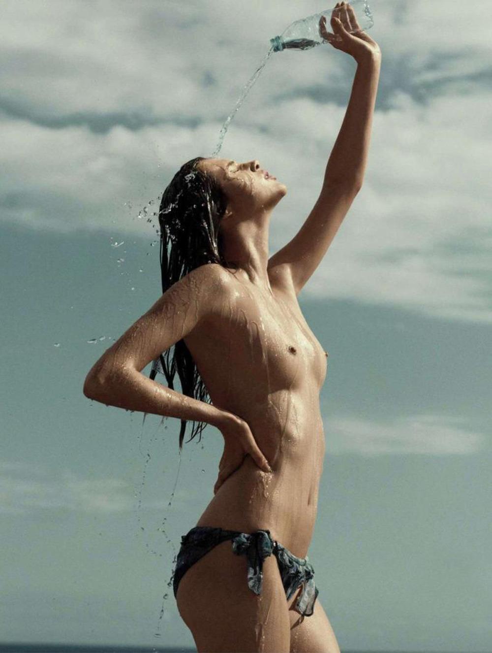 1000x1326, 207 Kb / Anais Pouliot, вода, бутылка, топлесс