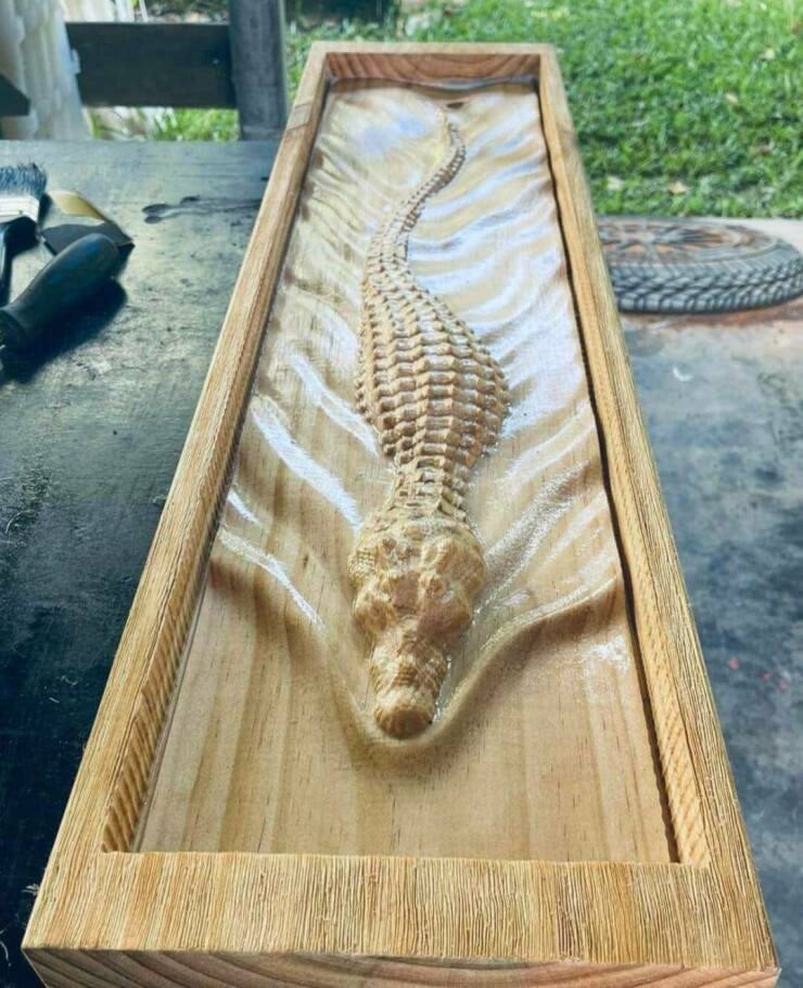 740x911, 131 Kb / стол, крокодил, дерево, резьба, волны